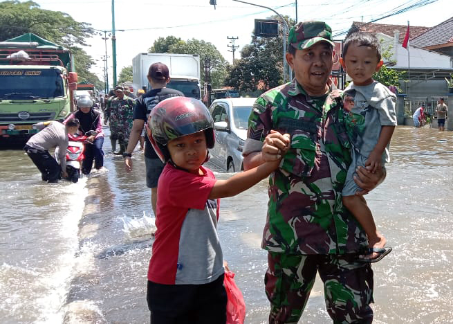 Banjir, Sejumlah Aparat Kodim 0716/Demak Bantu Evakuasi Warga di Karanganyar Demak